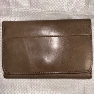 HOBO wallet in the color Taupe Trifold